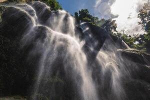 Tumalog cai, uma lindo cascata dentro Oslob, cebu ilha, Filipinas foto