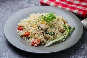 carne de porco frito arroz é servido dentro pratos dentro restaurantes dentro tailândia, frito arroz é uma comum rua Comida dentro tailândia. foto