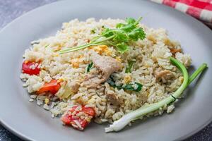 carne de porco frito arroz é servido dentro pratos dentro restaurantes dentro tailândia, frito arroz é uma comum rua Comida dentro tailândia. foto