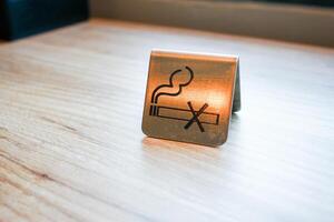 fumar placa em uma de madeira mesa, com cópia de espaço para texto foto