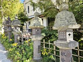 fukuoka, Japão novembro 14, 2023 pedra lanternas às nanzoína têmpora Onde é ponto de referência do sasaguri, fukuoka, Japão. foto