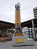 hita, Japão novembro 12, 2023 levi Ackerman estátua a partir de ataque em titã dentro frente do jr hita estação, Onde é uma estrada de ferro estação em a kyudai a Principal linha operado de jr Kyushu dentro hit. foto