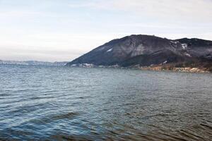 panorama em lago traunsee dentro Salzkammergut dentro superior Áustria dentro inverno. foto