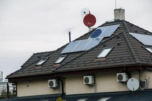 solar painéis em uma teto. meio Ambiente e tecnologia conceitos. foto