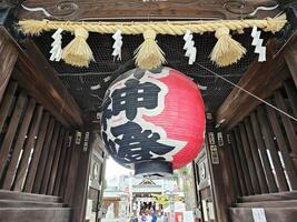 fukuoka, Japão novembro 13, 2023 vermelho lanterna dentro frente do kushida jinja santuário é uma xintoísmo santuário localizado dentro hakata-ku, fukuoka, Japão, estava fundado dentro dentro 757. foto