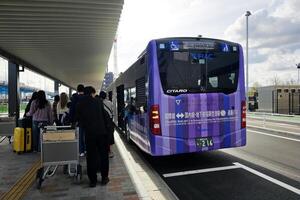 fukuoka, Japão novembro 11, 2023 transporte ônibus internacional para doméstico, para metrô para fukuoka kuko estação às fukuoka aeroporto. foto