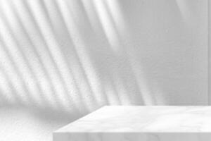 mínimo branco mármore mesa canto com folhas sombra em reboco parede textura fundo, adequado para produtos apresentação pano de fundo, mostrar, e zombar acima. foto