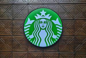 Bangkok, Tailândia Outubro 13, 2023 starbucks placa em vintage de madeira muro. starbucks é americano multinacional café casa cadeia este fundado dentro 1971. foto