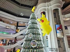 Bangkok, Tailândia novembro 29, 2023 grande Pokémon balão com Natal árvore às central rosalao. Pokémon é uma japonês animê este criada dentro 1996 de novendo. foto