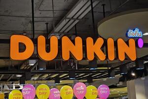 Bangkok, Tailândia Julho 09, 2023 Dunkin placa. Dunkin é uma famoso óculos loja dentro tailândia. Dunkin é a americano multinacional café e rosquinha companhia este estava fundado dentro 1950. foto