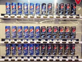 Bangkok, Tailândia janeiro 25, 2024 Pepsi Cola pode dentro vending máquina. Pepsi é uma carbonatado suave beber com uma Cola sabor, fabricado de Pepsico. foto