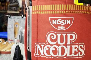 Bangkok, Tailândia agosto 23, 2023 nissin copo Macarrão placa. nissin copo Macarrão é uma famoso marca do copo instante ramen desenvolvido dentro 1971. foto