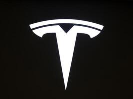 Bangkok, Tailândia Julho 19, 2023 Tesla logotipo placa. tesla, Inc. é a americano multinacional automotivo e limpar \ limpo energia companhia este estava fundado dentro Julho 1, 2003. foto