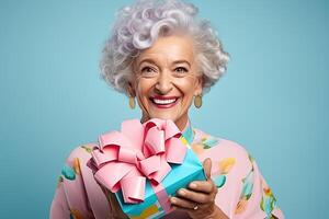 ai gerado retrato do a idosos alegremente sorridente mulher segurando uma azul presente caixa em uma azul fundo foto