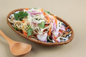 goi ga chao ga, frango salada com vários legumes foto