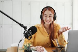 viver podcast sessão com sorridente fêmea hospedeiro foto