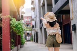 feliz juventude ásia mulher com Câmera viaja rua cidade viagem em lazer fim de semana. jovem hipster fêmea turista passeios turísticos verão urbano Bangkok destino. Ásia verão turismo conceito. foto