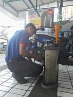 uma homem é trabalhando em uma motocicleta foto