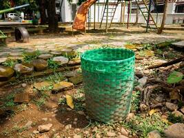 Lixo latas fez a partir de reciclável plástico estão localizado dentro a Parque infantil foto