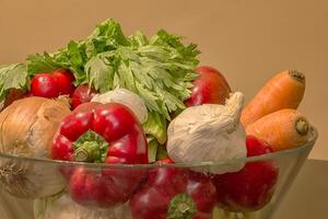 legumes dentro uma tigela preparado para salada foto