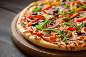 ai gerado delicioso vegetariano pizza com colorida Sino pimentas, azeitonas, e cebolas foto