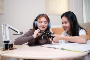retrato do Adolescência meninas alunos estudando com robô modelo dentro a vivo quarto foto
