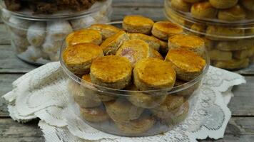 kue kacang ou amendoim manteiga biscoitos, caseiro biscoitos para eid mubarak. amendoim bolo ou kue kacang é uma Comida este é frequentemente servido em feriados ou em eid al-fitr dentro Indonésia país. foto