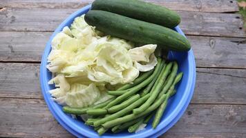 repolho, verde feijões e pepinos para vegetarianos. isolado em cinzento fundo. foto
