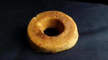 fresco saboroso colori rosquinhas com granulados em Preto fundo foto