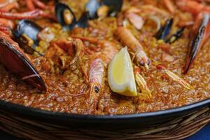 paella frutos do mar e lagosta espanhol tradicional Comida foto