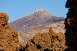 Visão do montar teide, a Altíssima montanha do Espanha situado dentro a canário ilhas, Espanha. famoso destinos para caminhantes. teide nacional parque, unesco mundo herança local. foto