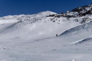 Visão uma lindo montanha alcance com neve durante inverno. foto
