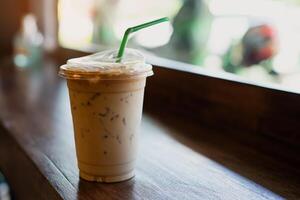 gelado café copo em uma de madeira Barra às a café fazer compras foto