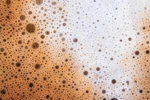 textura superficial de café com leite quente e espuma macia foto