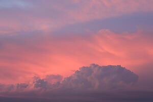 colorida tarde panorama com suave pastel colori cloudscape em aguarela colorido pôr do sol céu. abstrato natureza fundo foto