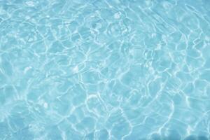 textura azul da água da piscina foto