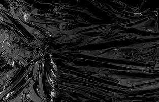 um filme plástico transparente em fundo preto. textura de envoltório plástico realista para sobreposição e efeito. padrão de plástico enrugado para design criativo e decorativo. foto