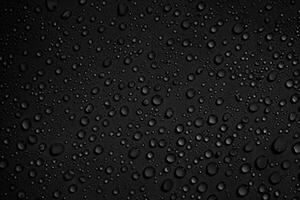 gotas de água em fundo preto foto