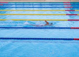 uma jovem homem dentro a natação. conceito do esporte foto