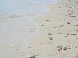 lindo suave branco bolha do mar onda em a de praia às phuket, Tailândia foto