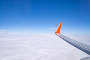 lindo acima azul céu panorâmico Visão a partir de a janela do a avião vôo. sentindo-me liberdade e Novo inspiração. Horizonte fundo com cópia de espaço. foto