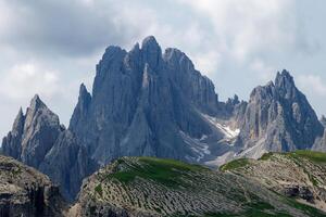 cadini di misurina montanhas durante uma ensolarado dia com alguns nuvens. dolomitas, Itália. dramático e cinematográfico panorama. foto