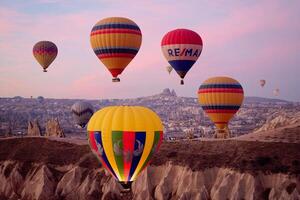 quente ar balão voar dentro Goreme dentro Peru durante nascer do sol. passeio dentro uma quente ar balão, a a maioria popular atividade dentro Capadócia. romântico e famoso viagem destino. foto