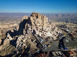 aéreo zangão Visão do a uchisar castelo dentro Capadócia, peru. isto alta Rocha vulcânica afloramento é 1 do capadócia a maioria proeminente pontos de referência. foto