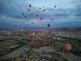 quente ar balão voar dentro Goreme dentro Peru durante nascer do sol. passeio dentro uma quente ar balão, a a maioria popular atividade dentro Capadócia. romântico e famoso viagem destino. foto