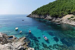 uma baía dentro mljet ilha, Croácia. turista destino dentro a adriático mar. lindo Lugar, colocar para verão feriados e Férias. barcos ancorado dentro a baía. foto
