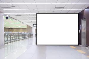 em branco branco Painel publicitário às a aeroporto foto