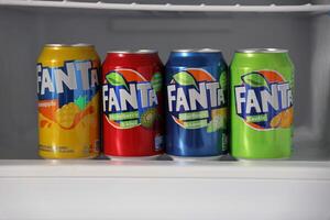 Kyiv, Ucrânia - 4 poderia, 2023 fanta suave beber marca lata latas com vários sabores foto