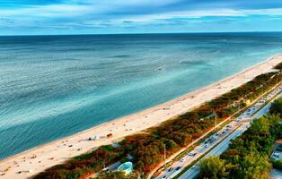 aéreo Visão do miami de praia e oceano, EUA. uma deslumbrante aéreo Visão do miami de praia e a grande oceano este alongar além isto. foto