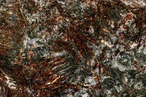 macro mineral pedra astrofilita branco fundo foto